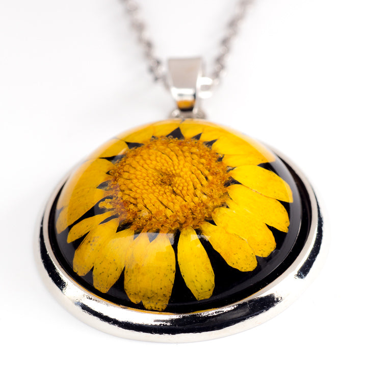 Orb Necklace yellow daisy