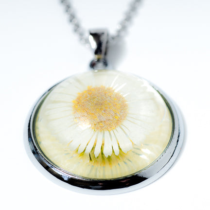 Orb Necklace white daisy